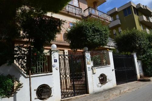 una recinzione bianca davanti a un edificio di A Due Passi da Erice B&B a Erice
