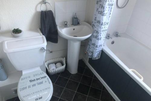a bathroom with a toilet and a sink and a tub at Newton Aycliffe Contractors Accommodation in Newton Aycliffe