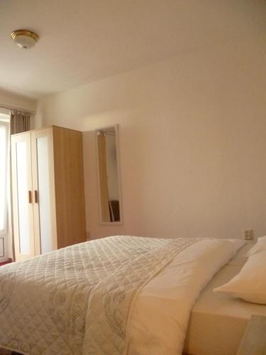 a bedroom with a large bed in a room at Hotel Pension Oranje in Valkenburg