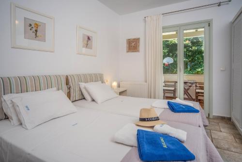 Ένα ή περισσότερα κρεβάτια σε δωμάτιο στο Avlaki Beachfront Villa