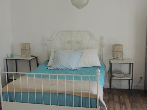 Ένα ή περισσότερα κρεβάτια σε δωμάτιο στο Grande maison charentaise avec vue sur le chenal superbes couchés de soleil sur l estuaire de la gironde!