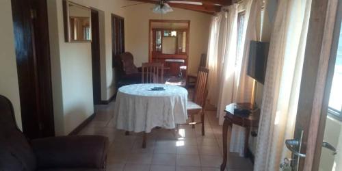 ein Wohnzimmer mit einem weißen Tisch im Zimmer in der Unterkunft Copperbelt Executive Accommodation Ndola, Zambia in Ndola