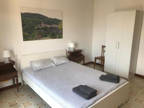 カステルフォリット・デ・ラ・ロカにあるCal Mestreのベッドルーム1室(ベッド1台、タオル2枚付)