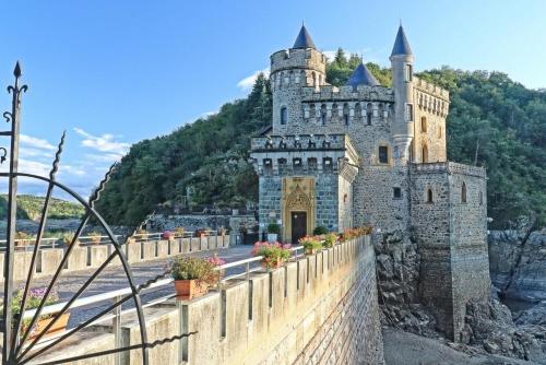 un castello sul fianco di un muro di Chambre d'hôtes Les Myriades D'Or a Regny