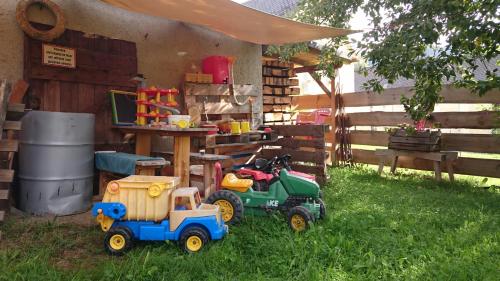 Un jardín fuera de Ferienwohnung Louise