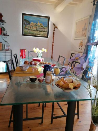 - une table avec du pain et d'autres aliments dans l'établissement Chambre d'hôtes Les Myriades D'Or, à Regny