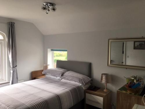 A bed or beds in a room at The Red Lion Longwick, Princes Risborough HP27 9SG
