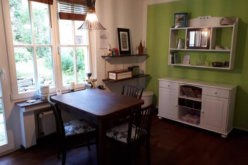 eine Küche mit einem Tisch und Stühlen im Zimmer in der Unterkunft Eine gemütliche Ferienwohnung mit Garten in Bad Karlshafen