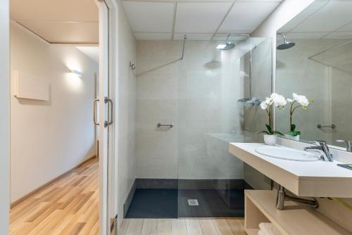 a bathroom with a sink and a mirror at Hotel Centre Reus in Reus