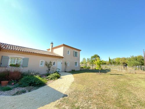 Photo de la galerie de l'établissement Suite de 2 chambres attenantes avec sa salle de bain et wc privé attenant, à Larroque-sur-lʼOsse