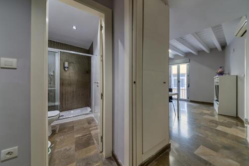 A bathroom at H2Granada en Centro Terraza-solarium & Parking