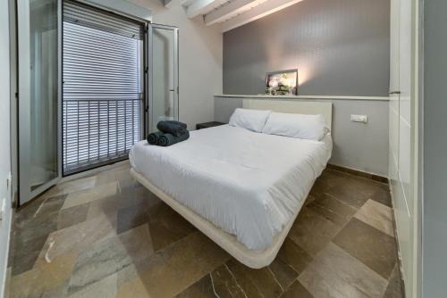 A bed or beds in a room at H2Granada en Centro Terraza-solarium & Parking