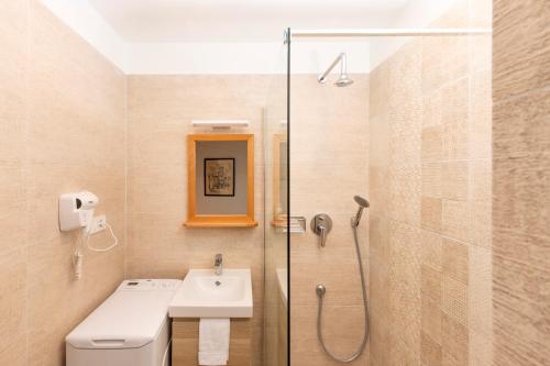 Koupelna v ubytování Apartment Paha-Paha modern & full of light with free parking