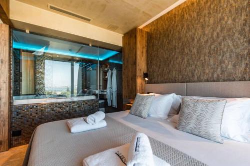 two beds in a room with a tub and a bedroom at THE miniPENTHOUSE terrace & SPA in Paço de Arcos