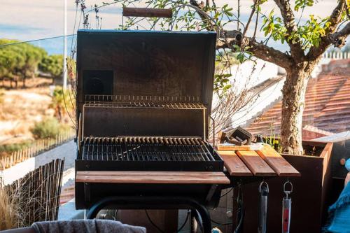a barbecue grill sitting on top of a table at THE miniPENTHOUSE terrace & SPA in Paço de Arcos