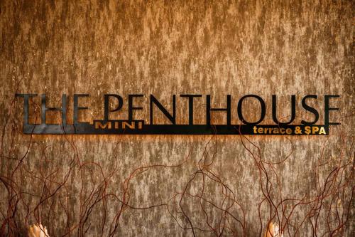 a sign for the perth house mint on a wooden wall at THE miniPENTHOUSE terrace & SPA in Paço de Arcos