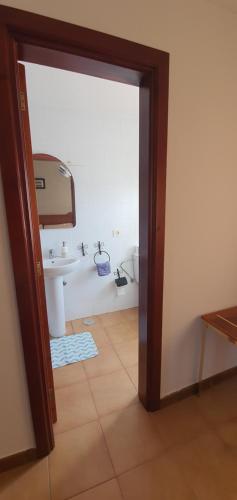 y baño con aseo y lavamanos. en La Hoyilla Hostel - La Aldea, en San Nicolás