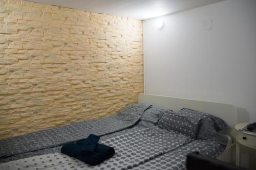 Ce lit se trouve dans une chambre dotée d'un mur en briques. dans l'établissement Double Decker Apartment, à Belgrade