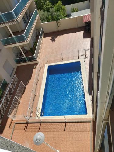 an overhead view of a swimming pool in a building at Apartamento a Torreblanca in Torreblanca