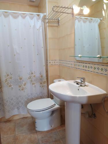 Koupelna v ubytování Apartamentos Ball Benas Edificio Mirador
