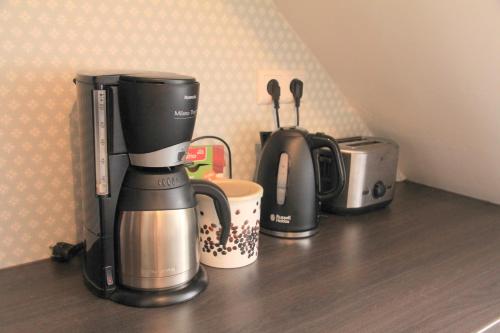 a coffeemaker and a coffee maker on a counter at ruhige gemütliche 2Z-Whg in S-West in Stuttgart