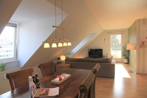 a living room with a table and a couch at ruhige gemütliche 2Z-Whg in S-West in Stuttgart