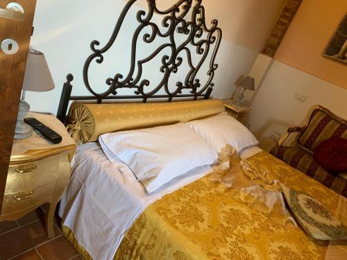 um quarto com uma cama com uma cabeceira ornamentada em Luxury Apartments Casa Burraia em Abbadia di Montepulciano