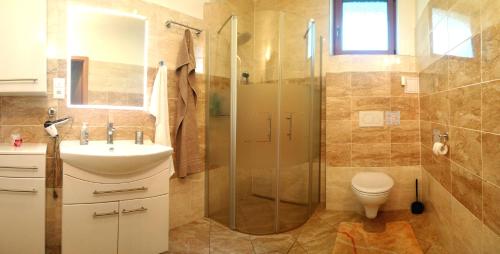Ένα μπάνιο στο Lovely apartment, Garden, Parking, Wifi, Netflix
