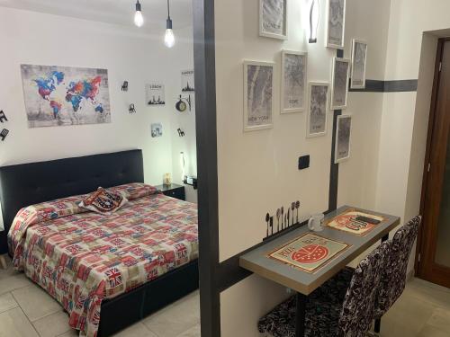 a bedroom with a bed and a table with a table sidx sidx at Maison Jean-Luc - app Vittorio in Bra