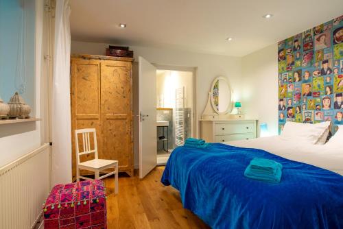 グルペンにあるDe Auw Sjoekelaatfabriekのベッドルーム1室(青いベッドカバー付)