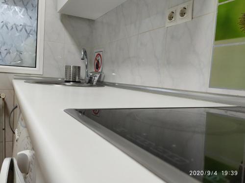 uma cozinha com um lavatório e uma bancada em Apartamento DISFRUBON vut 47-56 em Valladolid