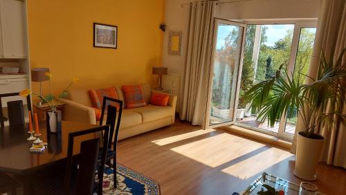 ein Wohnzimmer mit einem Sofa und einem Tisch in der Unterkunft Von-Thünen in Schwerin