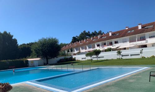 an empty swimming pool in front of a building at Apartamento con piscina en el centro de Sanxenxo in Sanxenxo