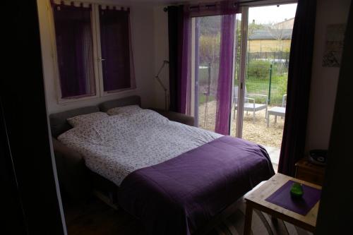 - une chambre avec un lit en face d'une fenêtre dans l'établissement IA ORANA, à Gargas
