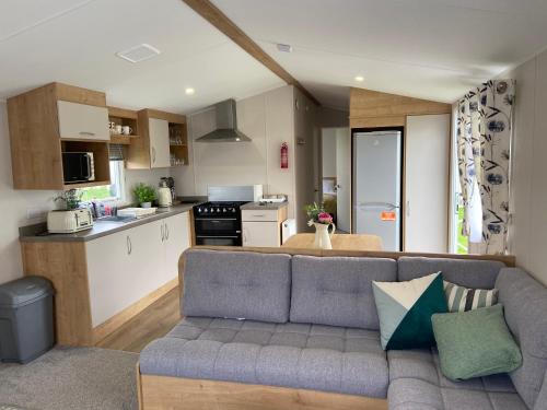 Gallery image of Hutchinson's Willerby Kelston with Hot tub in Cottam