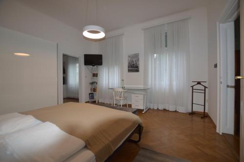 a bedroom with a bed and a desk in it at Apartment Penzing in Vienna