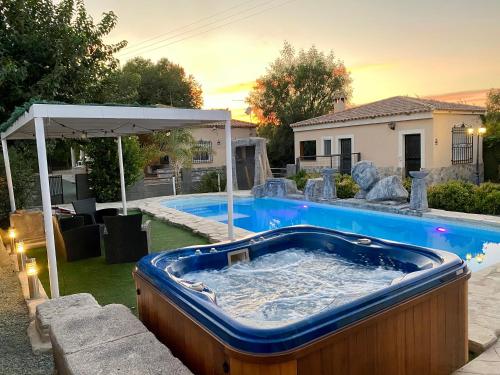 Exclusiva Piscina con Jacuzzi y Jardín privado, Las Torres de ...