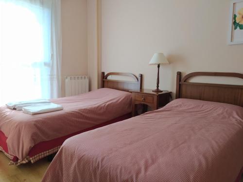 dos camas sentadas una al lado de la otra en una habitación en Apartamentos Ball Benas Edificio Prados de Velarta, en Cerler