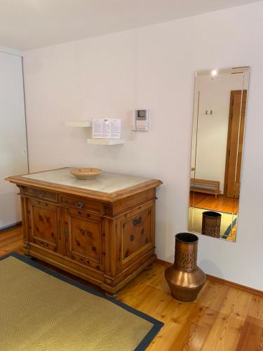 ドッビアーコにあるVilla Santerのバスルーム(木製ドレッサー、鏡付)