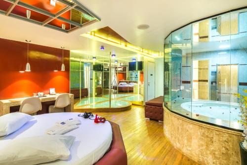 巴西利亞的住宿－A2 - Brasília，酒店客房设有浴缸、床和卧室。