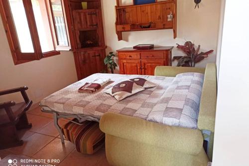 夸爾圖弗路米妮的住宿－Villino Stella di Mare，厨房配有带毯子的桌子和两把椅子