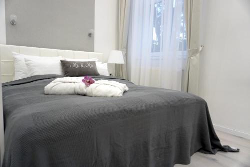 Un dormitorio con una cama con un osito de peluche. en Noemiz Exclusive Apartments en Budapest