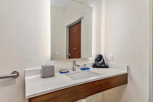 Koupelna v ubytování Holiday Inn Express & Suites Van Buren-Fort Smith Area, an IHG Hotel
