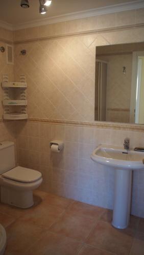 a bathroom with a toilet and a sink at Marina Azul ElConserje in Denia