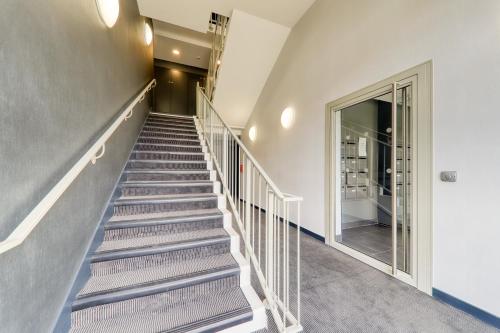 uma escada numa casa com paredes brancas em Studio Signature - near Disneyland Paris and shopping center em Montévrain