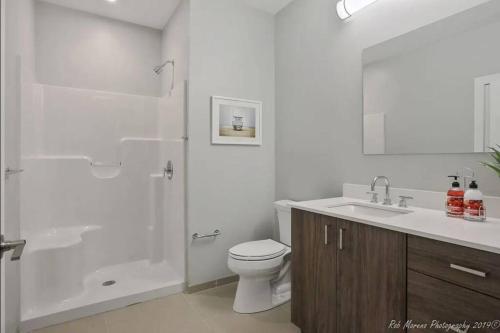 een badkamer met een douche, een toilet en een wastafel bij Luxury apartment with gym, steps from commuter rail #4011 in Reading