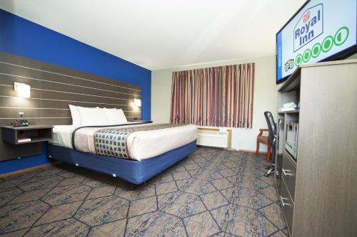 Habitación de hotel con cama y TV en Royal Inn Hudson I-94, en Hudson