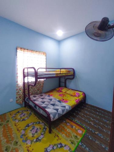 a bedroom with a bunk bed in a room at Teratak Aqish, Besut Terengganu in Kampong Gong Pauh