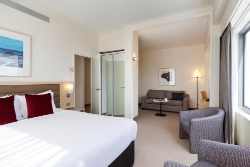 Postel nebo postele na pokoji v ubytování Novotel Rotorua Lakeside