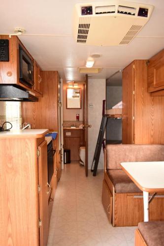 a kitchen and living room of a caravan at Casa Bravía - Hotel·RV in San Luis Soyatlán